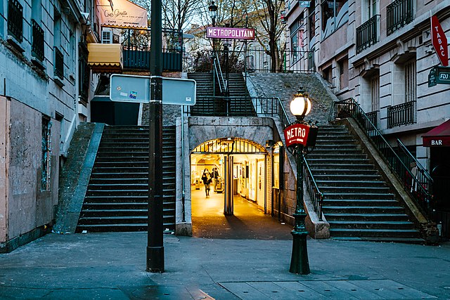 [Lamarck-Coulaincourt metro station]