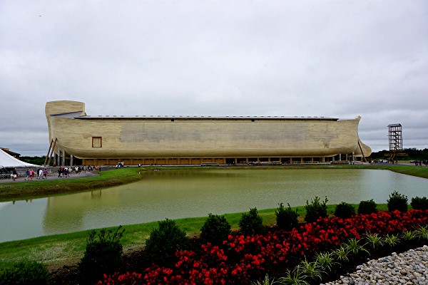 The fake ark on opening day, by Dan Phelps.